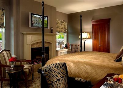 An Estate guest room, Hotel Viking, Newport