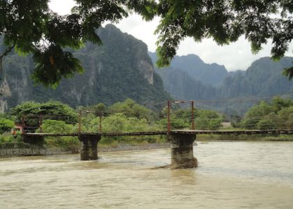 Bridge crossing, Vang Vieng