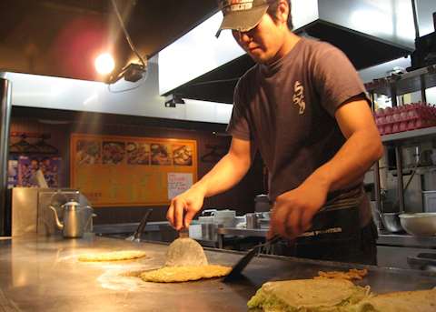 Making okonomiyaki, Hiroshima Making okonomiyaki, Hiroshima