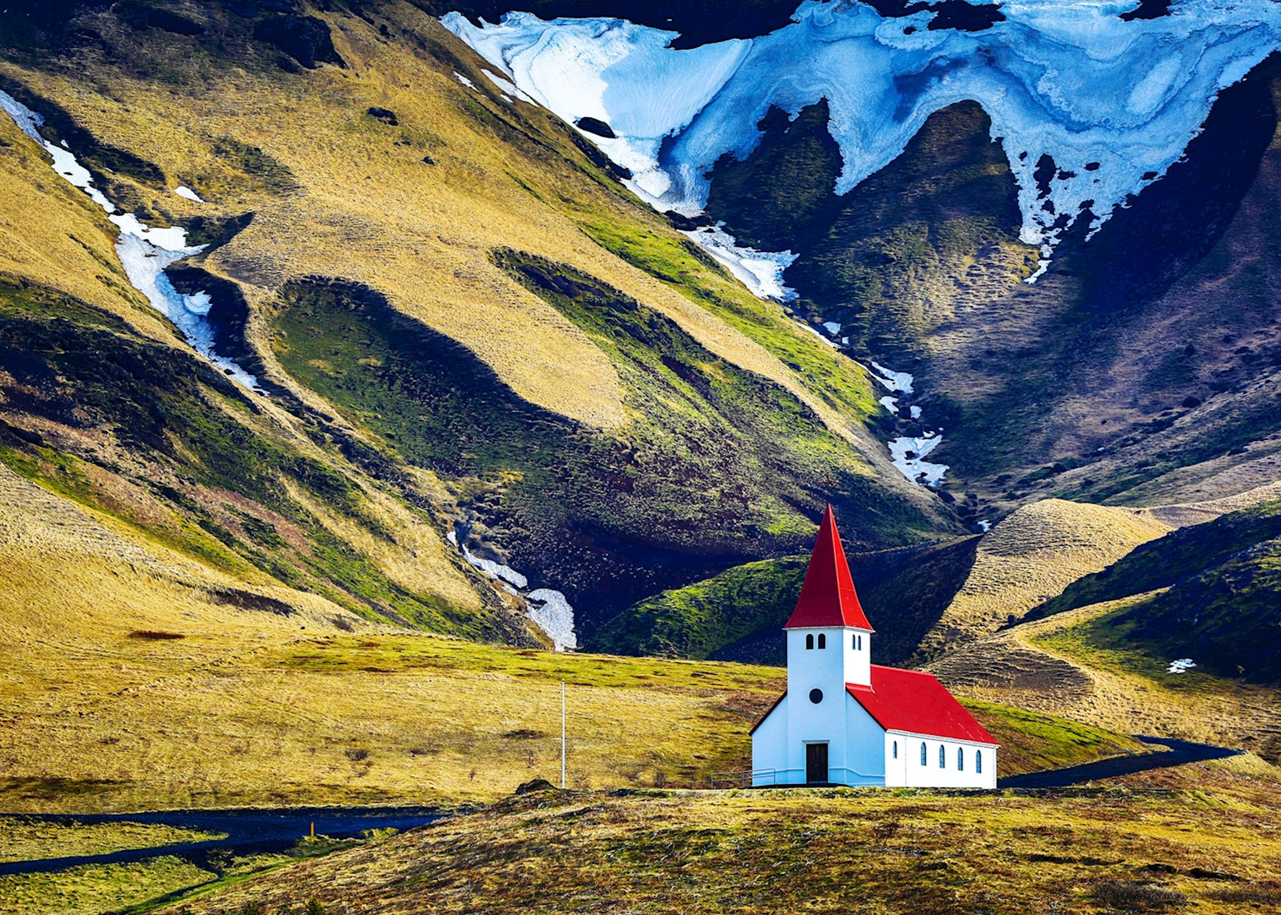 Исландия какая европа. Исландия Iceland. Рейкьявик Исландия горы. Церковь Вик Исландия. Рейкьявик деревня Вик.