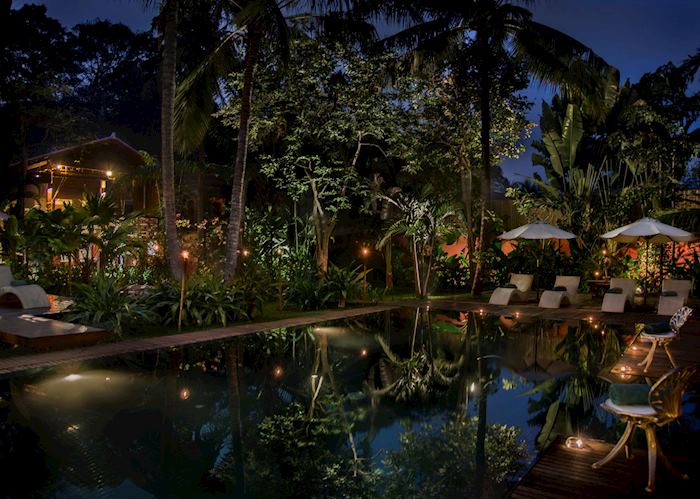Maison and pool at night