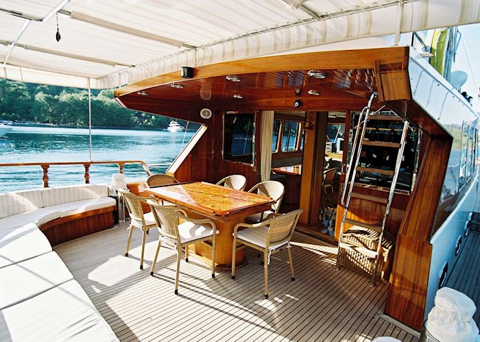 Aft seating area, Serenity 70