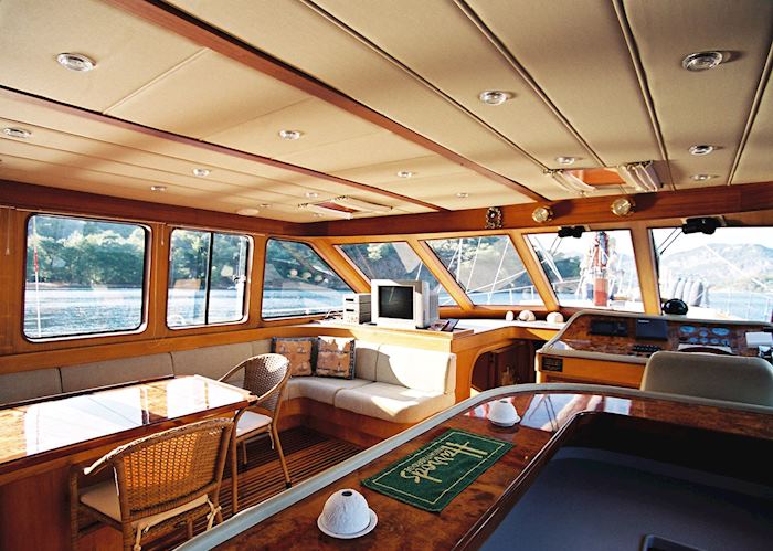 Inside living area, Serenity 70