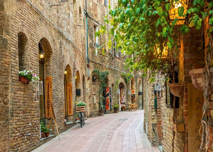 Alley in old town San Gimignano, Tuscany