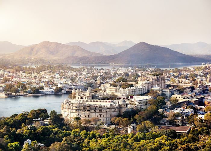 Lake Pichola with City Palace view in Udaipur, Rajasthan, India