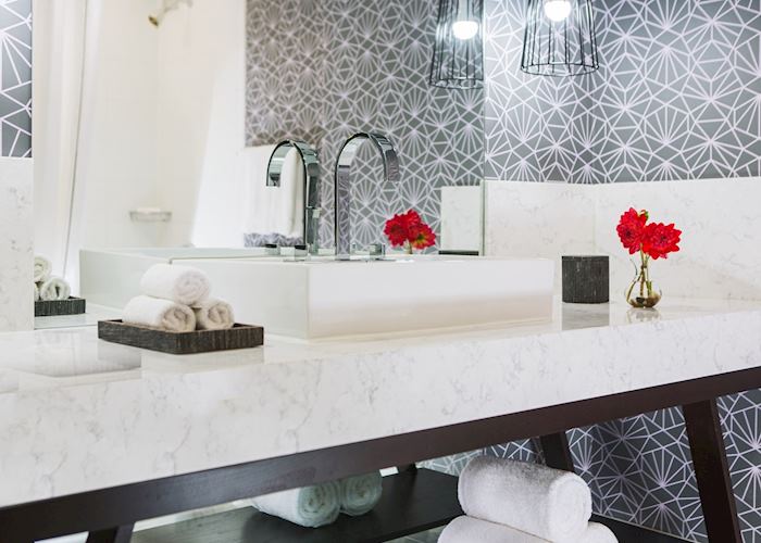 Kimpton Hotel Palomar bathroom