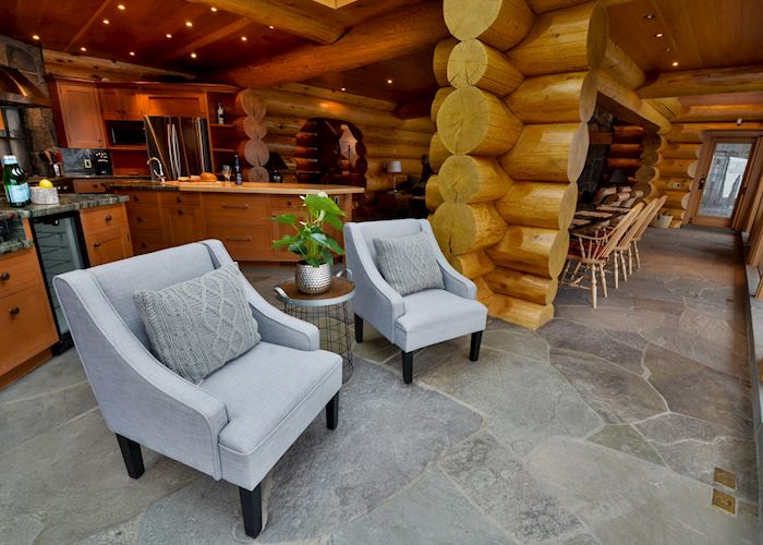 Kitchen and dining area, Totem Chalet