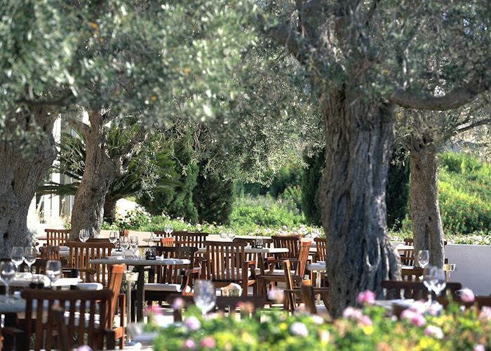 Outdoor dining, Anassa Hotel