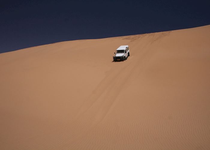 4x4 driving on the dunes, Sandwich Harbour trip