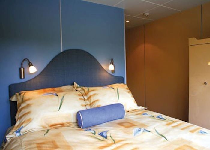 Queen Bed Cabin (133sq ft), The Discovery