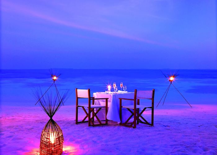 Romantic dinner on the Beach, Baros