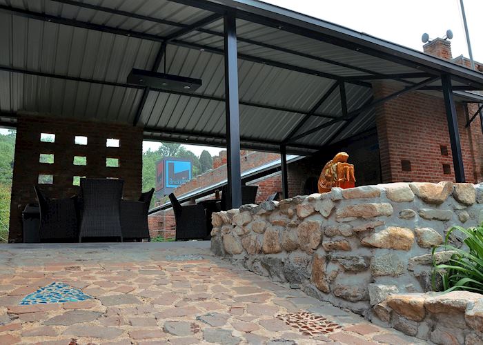 Brickyard Inn Courtyard Communal Area