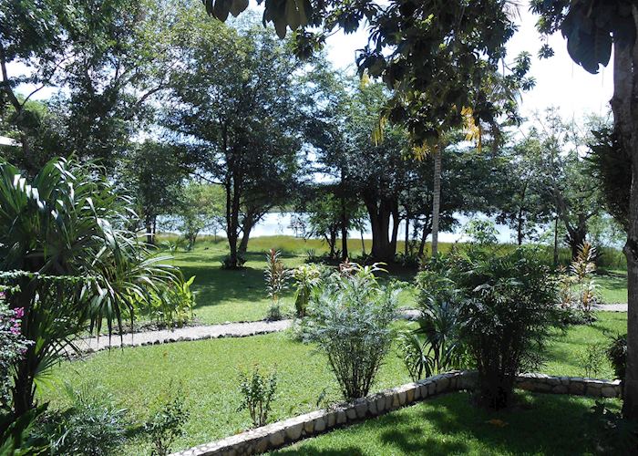 Lakeside garden, Villa Maya, Flores