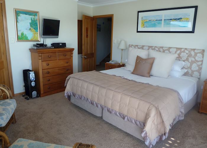 Cliff Edge By The Sea, Opua