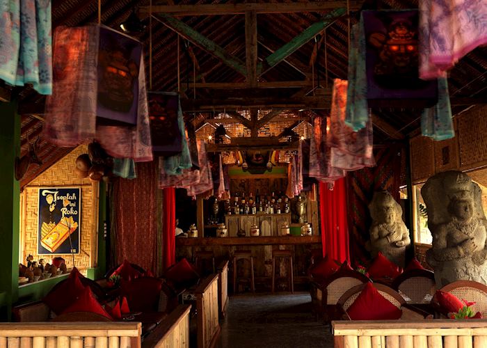 Lara Djonggrang Bar, Tugu Lombok