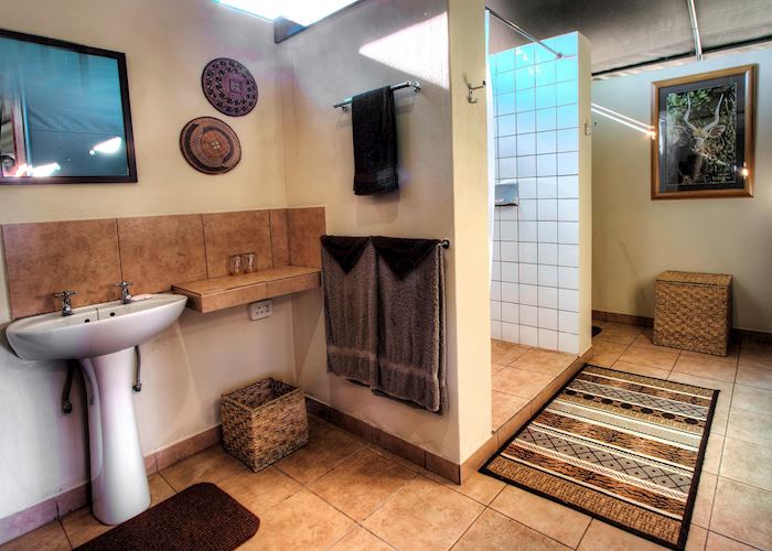 Spurwing Suite Bathroom, Bomani Tented Camp, Hwange National Park