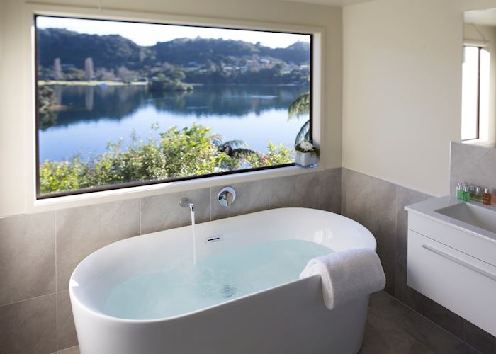 Executive suite bathroom, Solitaire Lodge