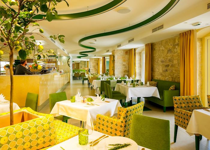 Hotel Lemongarden, Sutivan