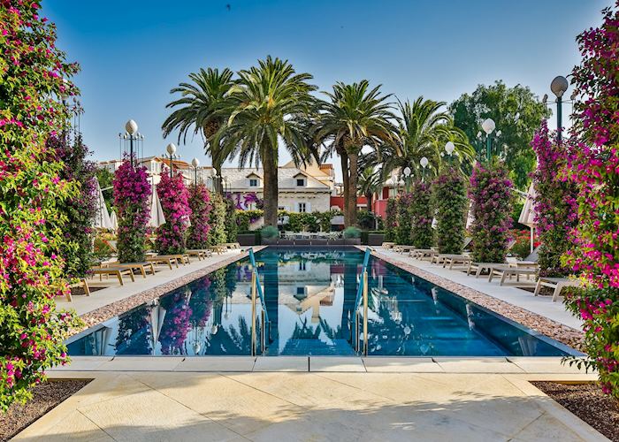 Hotel Lemongarden, Sutivan