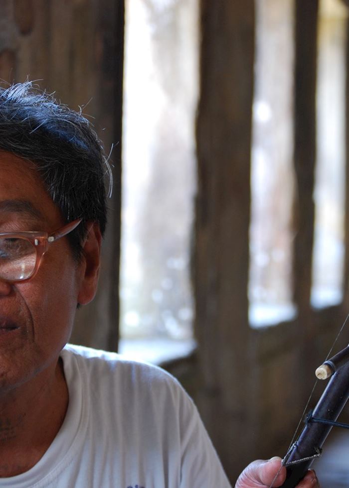 Old man busking at Preah Vihear