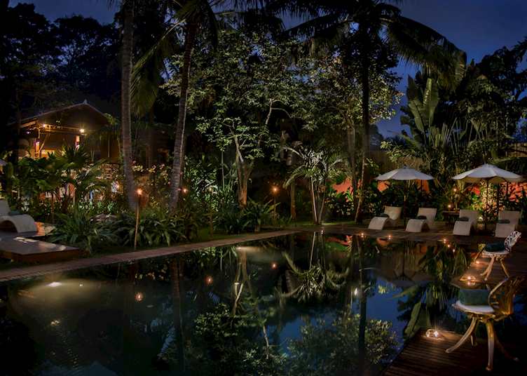 Maison and pool at night