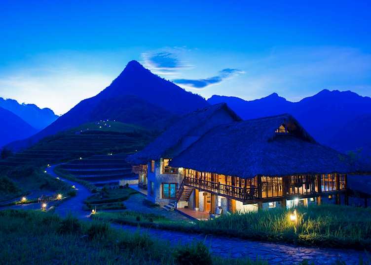 Topas Eco Lodge at night