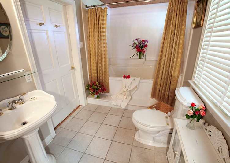 Oak Alley Plantation Cottage Bath