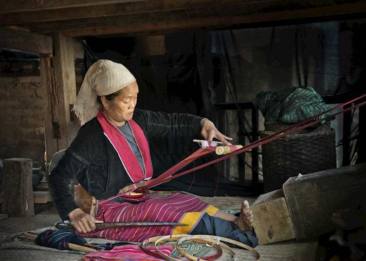 Palaung woman weaving, Kyaingtong
