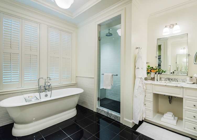 Lagoon Guest House Suite Bath