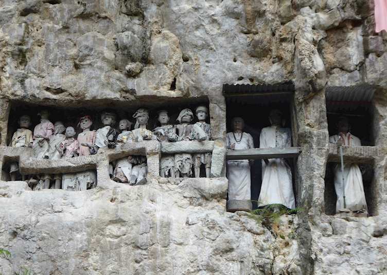 Tau-taus at the cliff burial site of Suaya