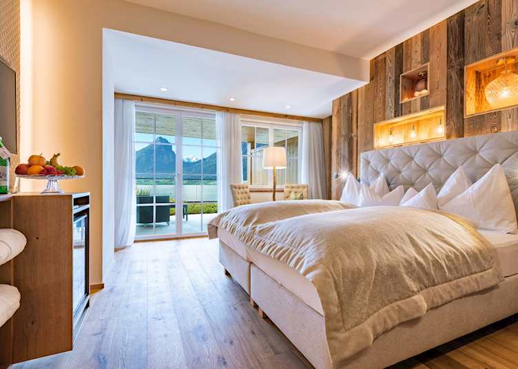 Cosy room with lake view, Hotel Seevilla