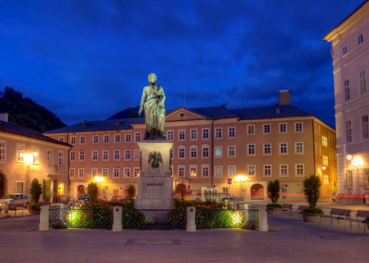 Mozartplatz at dusk