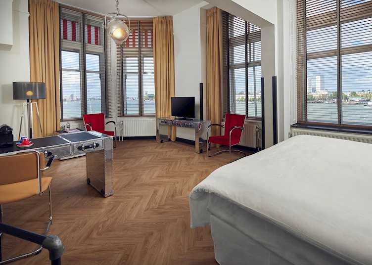 Wilhelmina Pier large room