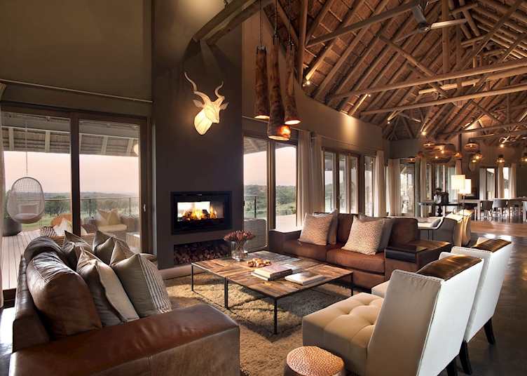 Mhondoro main lodge lounge area