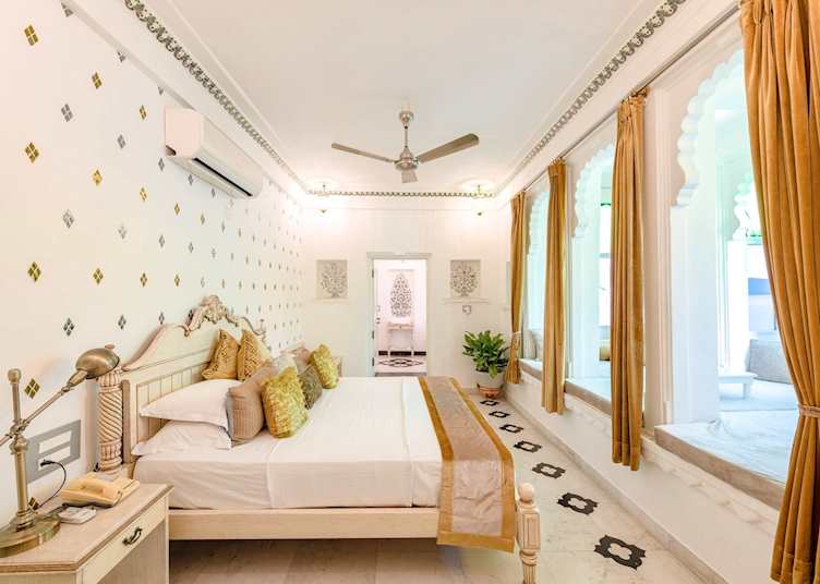 Guest room, Jagat Niwas Palace