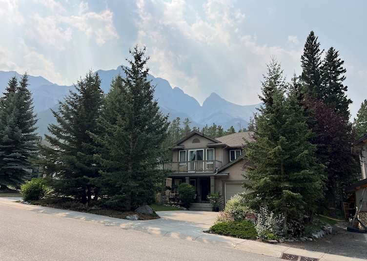 Off Our Rockies Bed and Breakfast exterior, Canmore