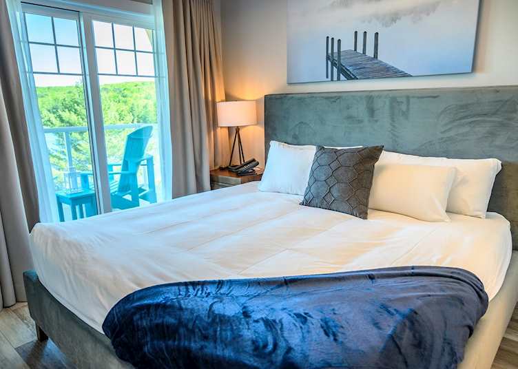 Deerhurst Resort lakeside lodge one king room