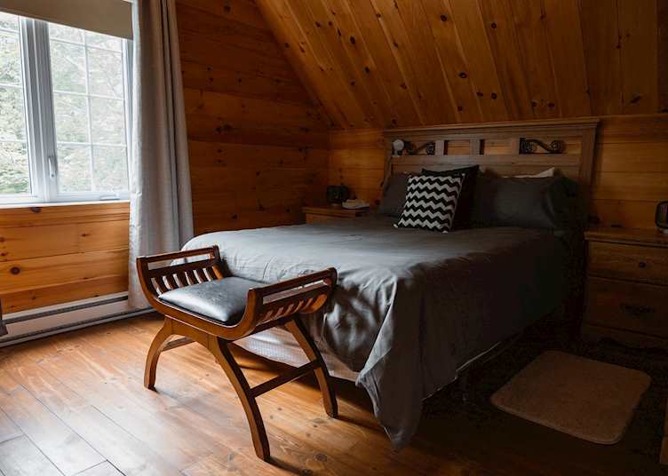 Oasis Chalet bedroom, Natur'Eau Spa and Chalets, Mandeville