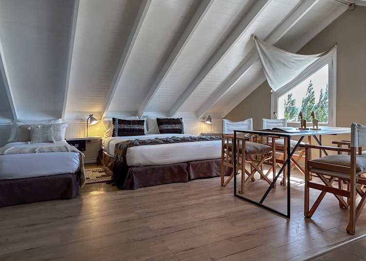 Room, Los Ponchos