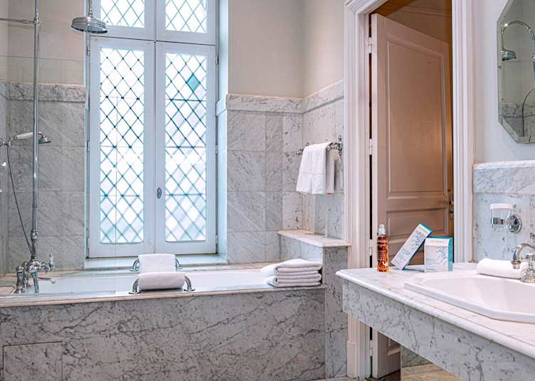 En suite bathroom, Hotel de la Citi (© Accor 2019)