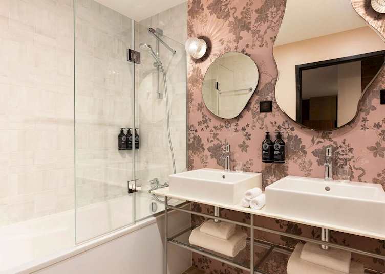 En suite bathroom, Les Capitouls (© Accor 2019)
