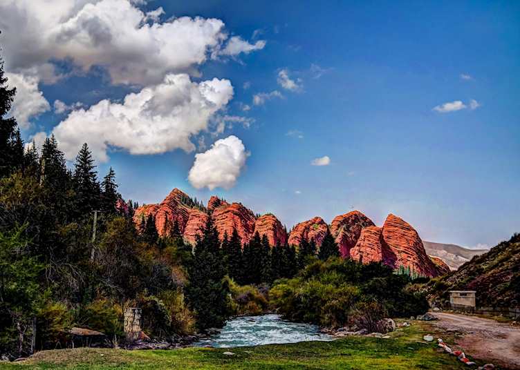 Red mountains of Jeti-Ögüz
