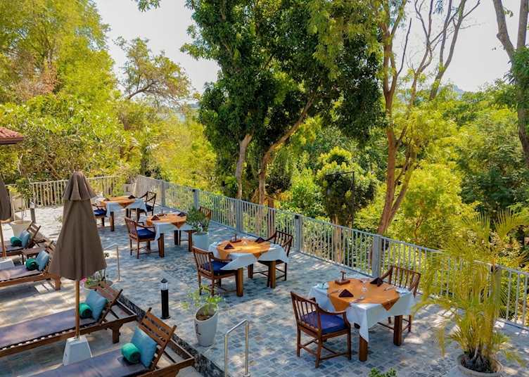 Outdoor dining area, Lake Lodge Boutique Hotel