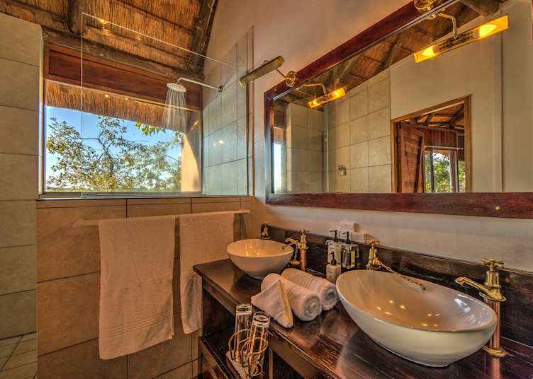 Xugana Island Lodge bathroom 