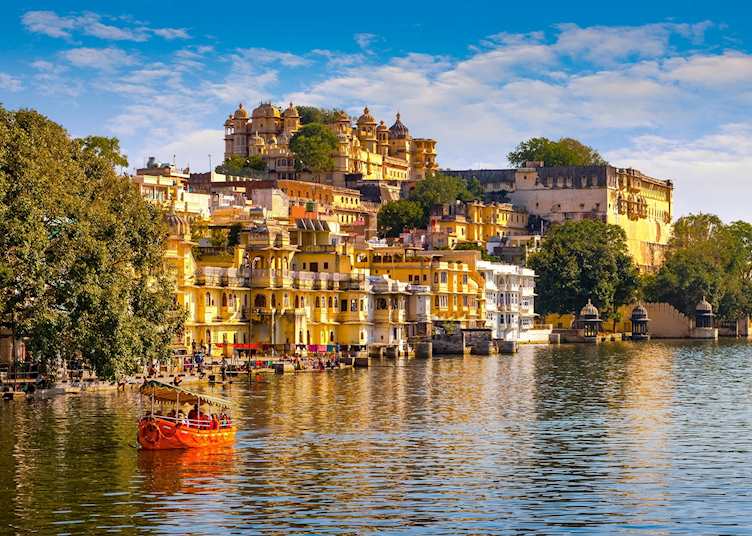 City Palace and Lake Pichola in Udaipur, India