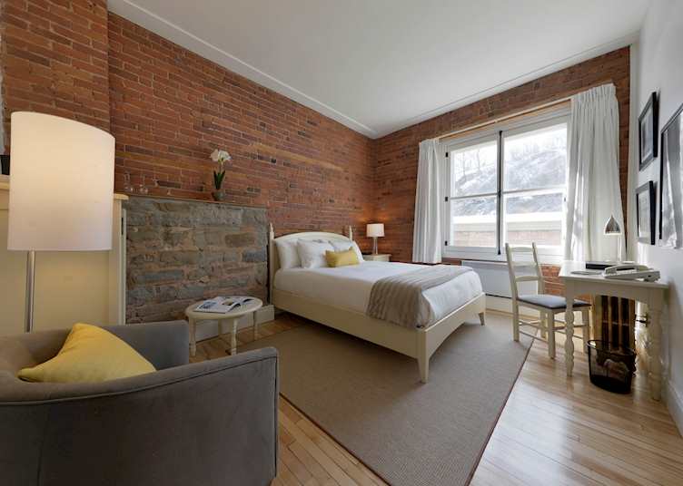 Guest room, Le Saint-Pierre Auberge, Québec City