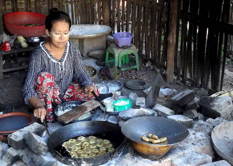 Local lady frying tempura, Monywa