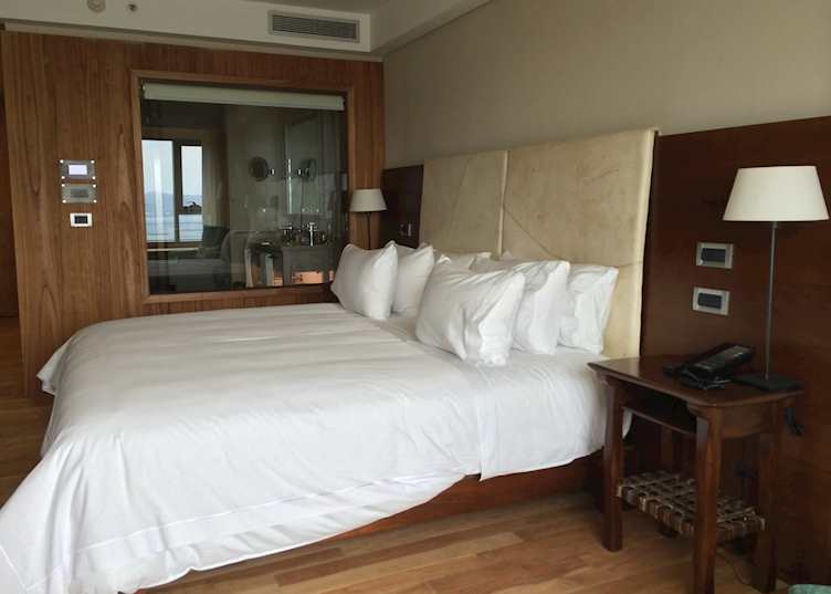Deluxe Room, Arakur