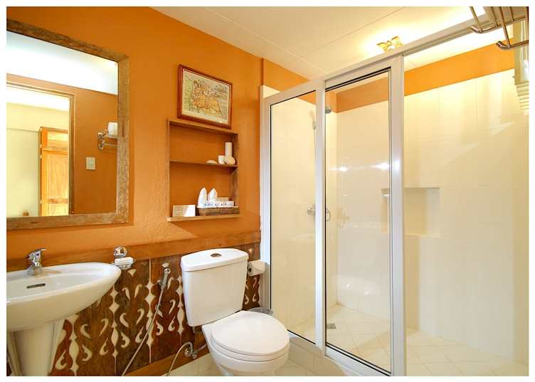 Superior twin bathroom, Amarela