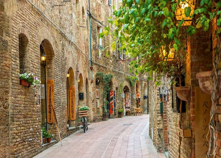 Alley in old town San Gimignano, Tuscany